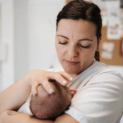 Julie Nicolas, ostéopathe, spécialisée en périnatalité à Plan D'Orgon